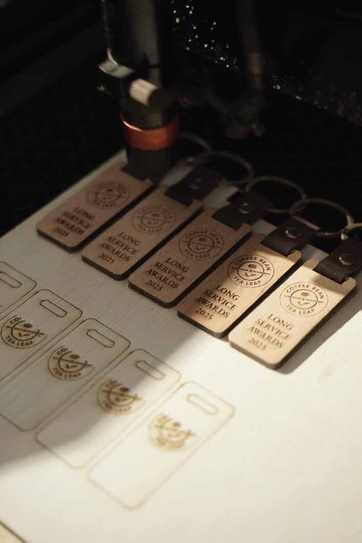 Proses ukiran laser pada kayu
